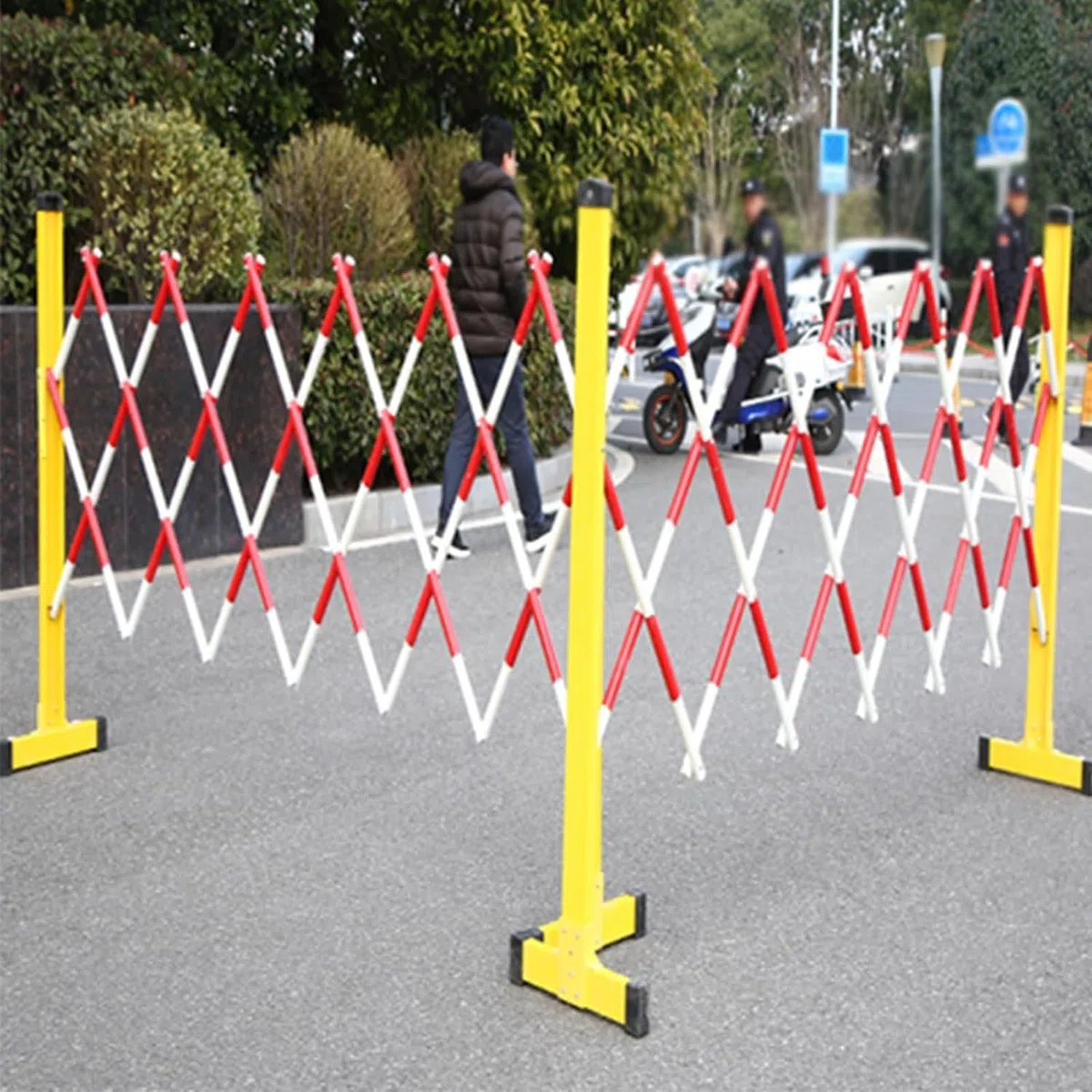 Barrière de sécurité mobile rétractable en métal avec roues pour jardins d'enfants et aires de jeux, design peu encombrant, jaune, hauteur 1,2 m, idéale pour la sécurité des enfants