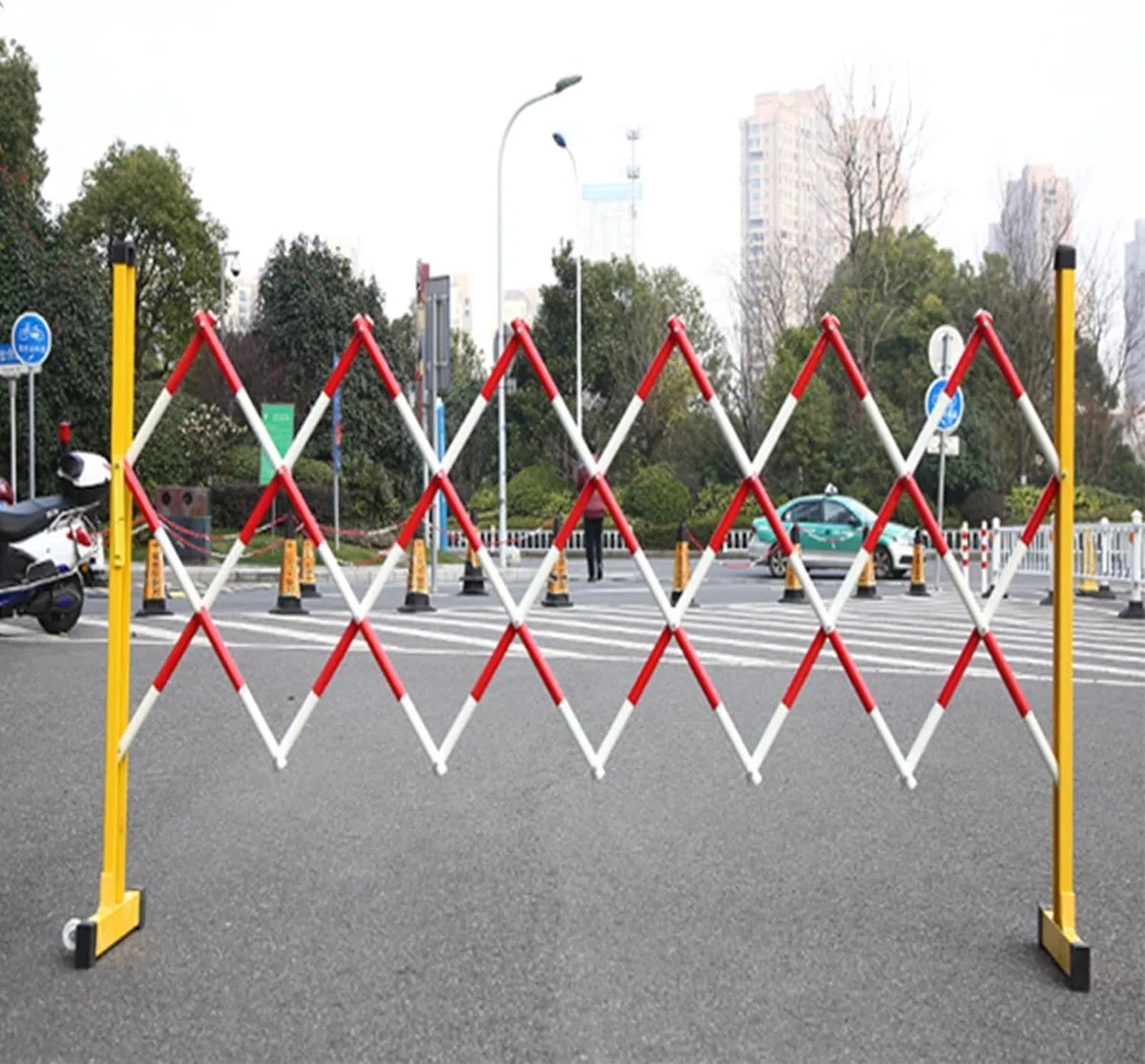 Barrière de sécurité mobile rétractable en métal avec roues pour jardins d'enfants et aires de jeux, design peu encombrant, jaune, hauteur 1,2 m, idéale pour la sécurité des enfants